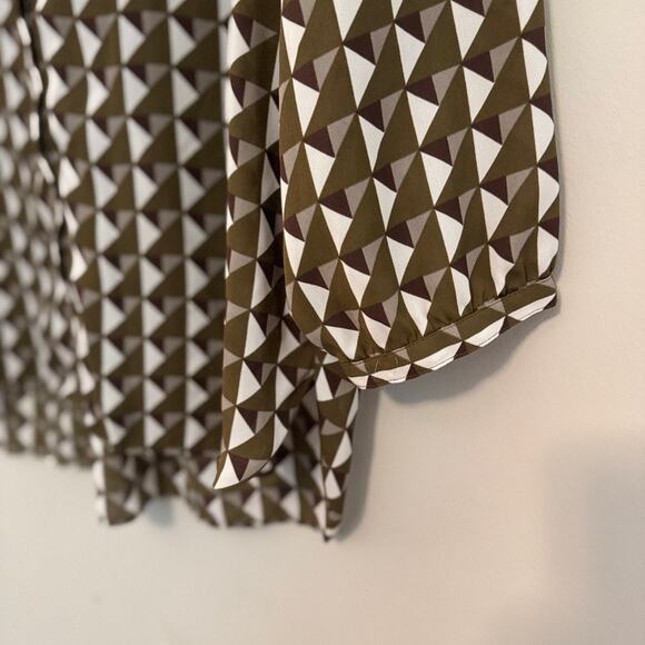 NYDJ Pintuck Blouse | Georgie Geo Print | Lightweight | Size Medium - Picture 4 of 6